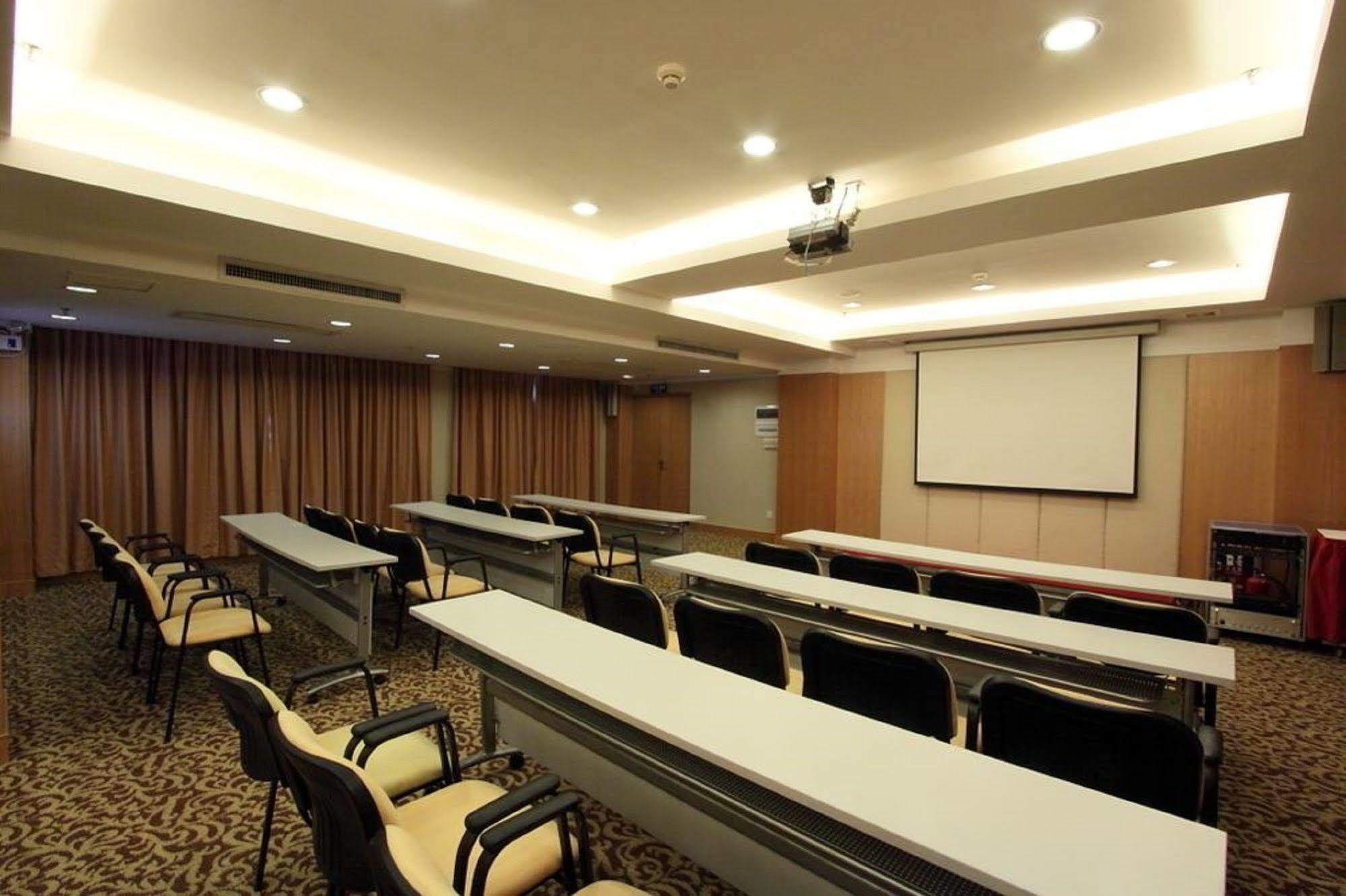 Mandarin Hotel Guangzhou Bagian luar foto